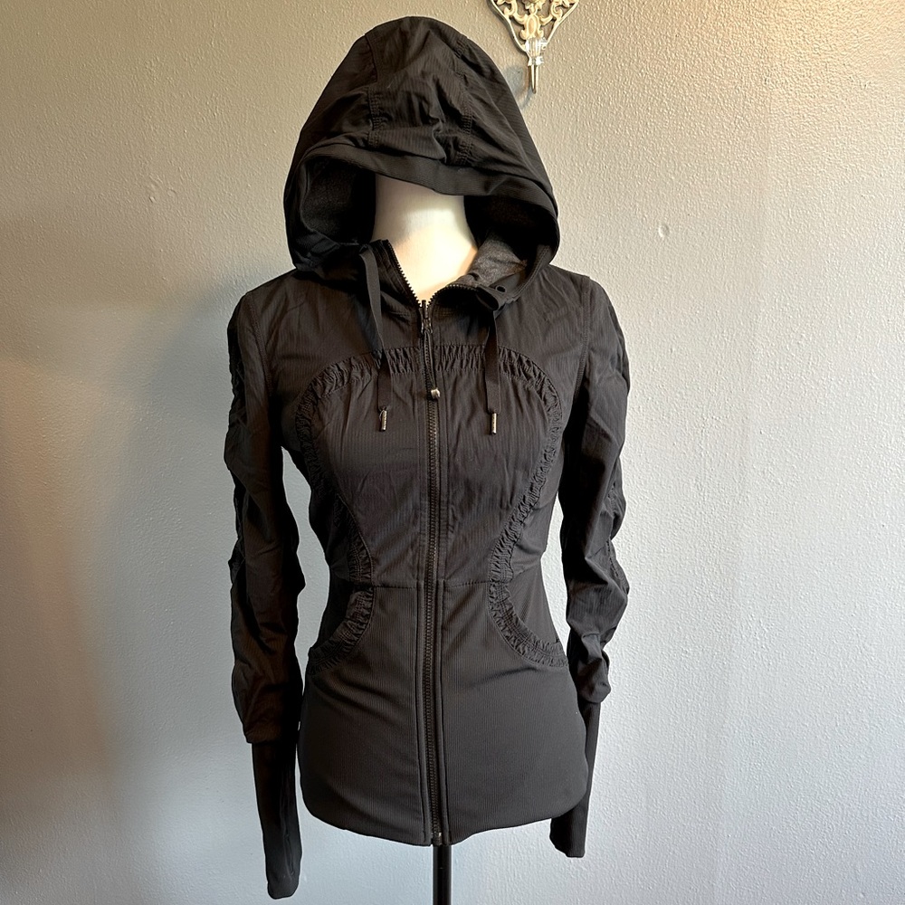 LULULEMON HOODED BLACK JACKET. SIZE 6.